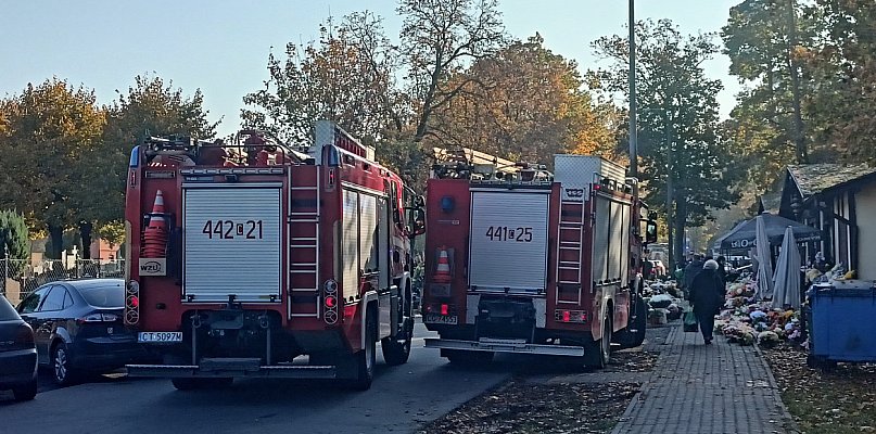 Nietypowa akcja na cmentarzu w Grudziądzu. Mężczyzna powiadomił, że wpadł do grobu - 91878