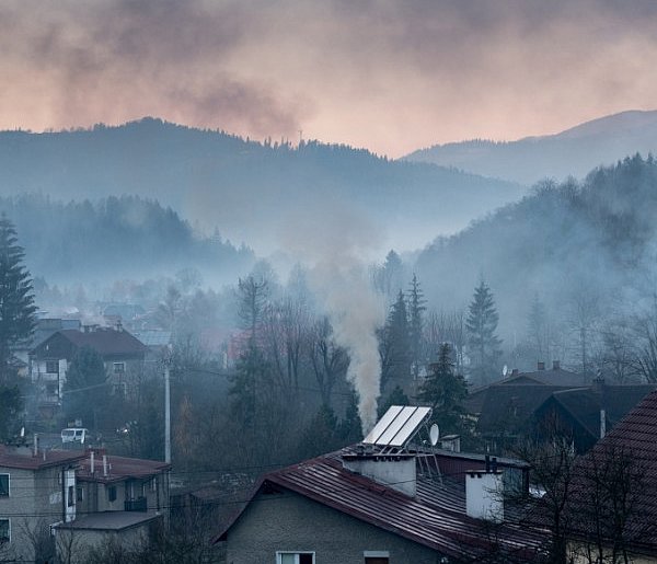 Skąd zanieczyszczenia powietrza Sporo pyłu niesie dym z - 92283