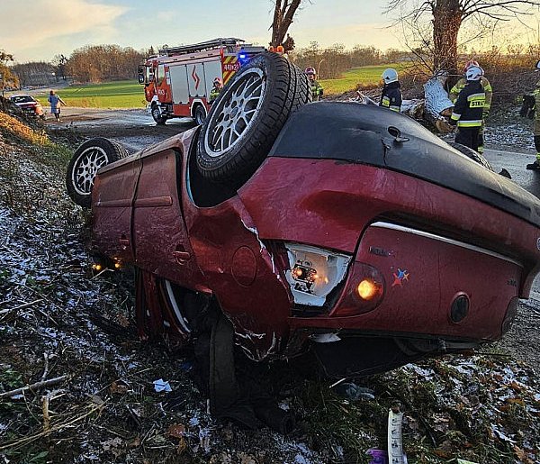 Dachowanie w Białochowie koło Grudziądza - ślisko na drogach-92392