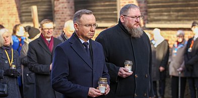 Ocalali oraz prezydent Andrzej Duda złożyli kwiaty przed Ścianą Straceń-93660