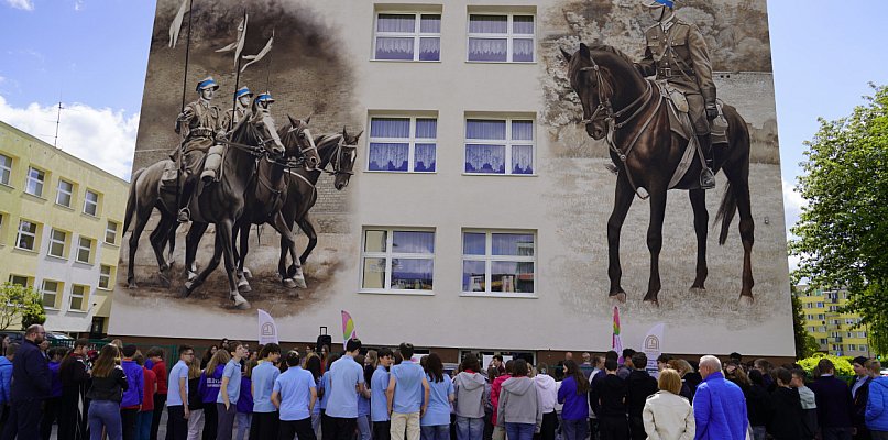 Grudziądz: "Ułańskie Murale na Dwudziestce" uroczyście odsłonięte w SP nr 20 - 95632