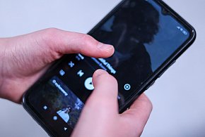 A jednak zakaz smartfonów w szkołach MEN: doprecyzujemy przepisy -95940