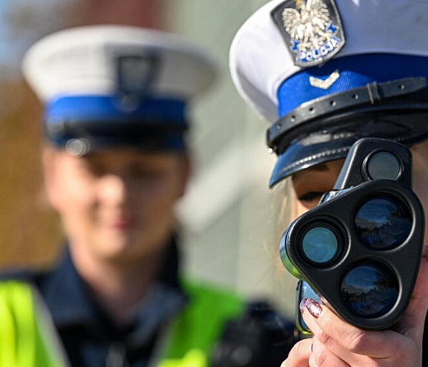 W związku z długim weekendem na drogach więcej policji; będą kontrole prędkości i -96299