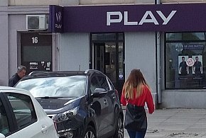 Play na celowniku UOKiK. Chodzi o pieniądze ściągane z kont klientów-96428