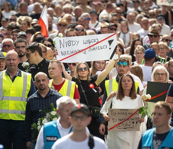 W Toruniu około 10 tysięcy osób przeszło w Marszu Milczenia po zabójstwie 24-letni-96652