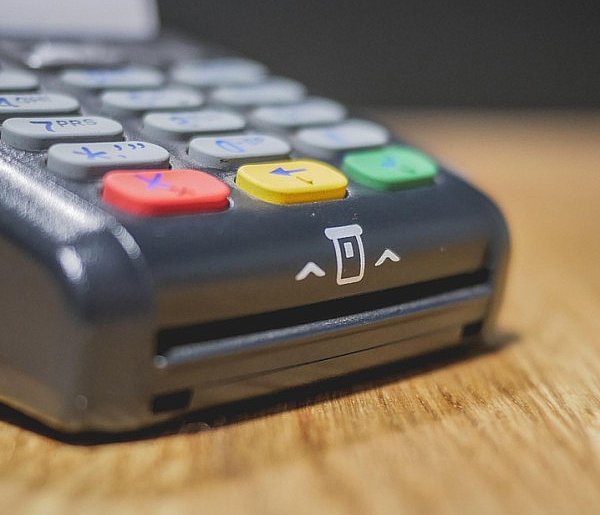 Zakaz sprzedaży i większy nadzór. Tych produktów nie kupią już nieletni-96661