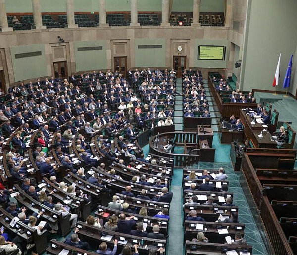 Sejm uchwalił nowelę podwyższającą limity wydatków na b - 96721