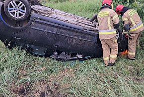Dachowanie na Waryńskiego w Grudziądzu. Kierująca Golfem trafiła do szpitala-96745
