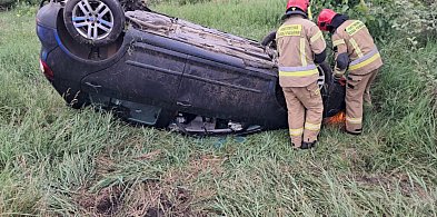 Dachowanie na Waryńskiego w Grudziądzu. Kierująca Golfem trafiła do szpitala-96745