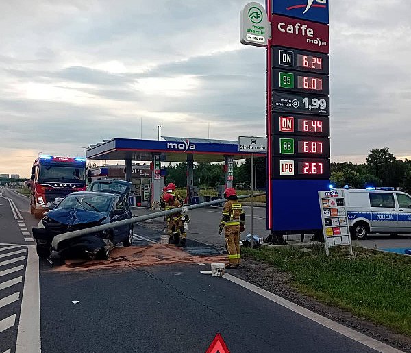 Grudziądz: Samochód osobowy uderzył w słup na Szosie Toruńskiej-96785