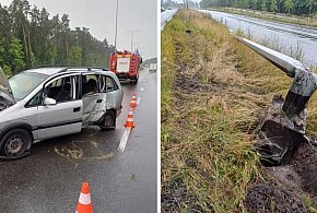 Kolizja na ulicy Peszkowskiego w Grudziądzu. Samochód osobowy uderzył w słup-96852