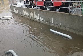 Zalane piwnice i połamane drzewa. Strażacy podsumowali skutki nawałnicy w regionie-97071