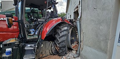 Groźna kolizja w Łasinie. Ciągnik z przyczepami uderzył w auto i budynki!-97287