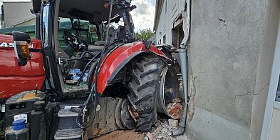 Groźna kolizja w Łasinie. Ciągnik z przyczepami uderzył-97287