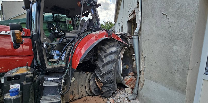 Groźna kolizja w Łasinie. Ciągnik z przyczepami uderzył w auto i budynki! - 97287