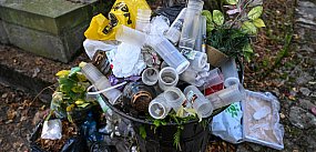 Cmentarze po Wszystkich Świętych toną w śmieciach. „Świ