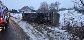 Szynych: Autobus wypadł z drogi i przewrócił się na bok