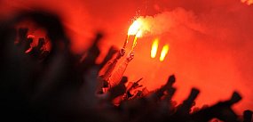 Czy zakaz pirotechniki na stadionach powinien zostać zn