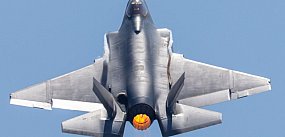 Szef MON: ok. godz. 18 pierwsze trzy samoloty F-35 dotr