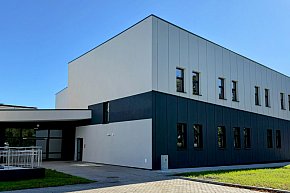 Koniec wieloletniego czekania! Uczniowie z Brzozowa wbiegną do nowej sali już 14 października-2448