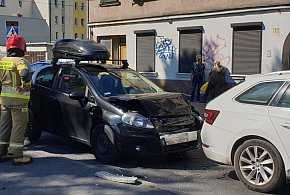 Karambol na Kalinkowej. Zderzenie trzech aut, jedna osoba trafiła do szpitala-97762