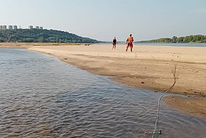 Akcja strażaków na Wiśle w Grudziądzu. Ewakuowali kobietę z łachy na środku rzeki-97840