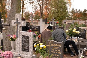 Savoir-vivre na 1 listopada. Jak się zachować podczas wizyty na cmentarzu?-98724