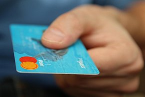 Fiskus skontroluje płatności kartą Polaków? Resort zabiera głos-99037