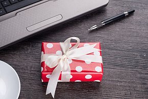 Świąteczna paczka może stać się problemem. Skarbówka patrzy z ukrycia-99196