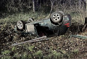 Groźny poranek w Nowej Wsi. Samochód osobowy dachował na ulicy Łąkowej-99504