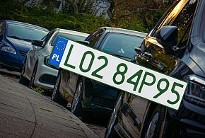 Tablice z zielonymi napisami na kolejnych autach. Nie chodzi o "elektryki"-99586