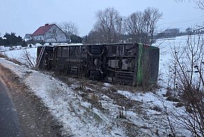 Szynych: Autobus wypadł z drogi i przewrócił się na bok. Służby w akcji