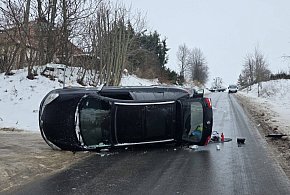 Groźne zdarzenie w Pokrzywnie. Samochód osobowy przewrócił się na bok