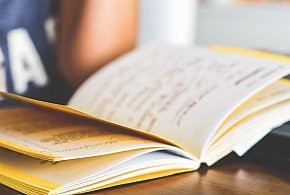 KO, PSL, Polska 2050 i Lewica poparły projekt nowelizacji dotyczący podręczników s