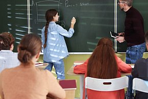 Nowacka: MEN nie planuje centralnie ustalać tego, jak uczniowie mają wyglądać i ja