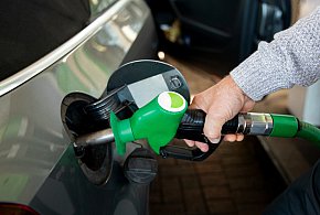 W niedzielę weszło w życie część przepisów pozwalających na obniżenie cen paliw; z