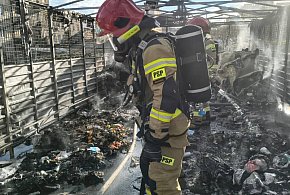 Pożar wiaty śmietnikowej przy ul. Tczewskiej. Ogień uszkodził trzy samochody