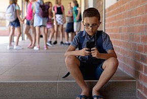 MEN: Rada Ministrów przyjęła projekt ustawy dotyczący korzystania z telefonów komó