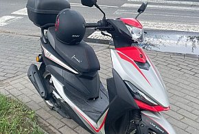 Zdarzenie drogowe z udziałem 55-latka. Kierujący motorowerem posiadał aktywny zaka