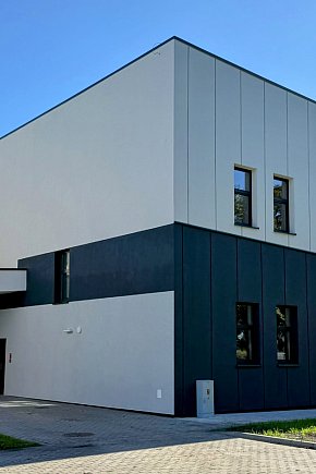 Koniec wieloletniego czekania! Uczniowie z Brzozowa wbiegną do nowej sali już 14 października-2448