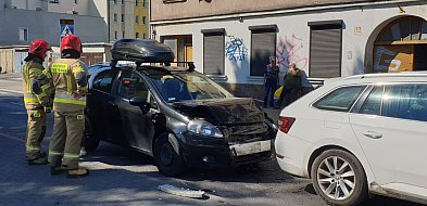 Karambol na Kalinkowej. Zderzenie trzech aut, jedna osoba trafiła do szpitala-97762