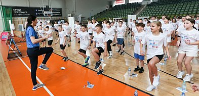 Co z obowiązkowym podziałem na grupy na lekcjach WF MEN: decyzja dyrektora i organ-98884