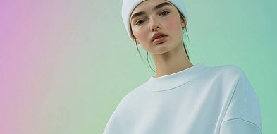 Bluza damska w roli stylizacyjnego „ratownika”. Jak stworzyć modny look, gdy nie w-99423