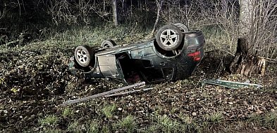 Groźny poranek w Nowej Wsi. Samochód osobowy dachował na ulicy Łąkowej-99504