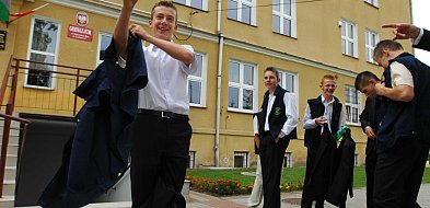 Czy szkoła może narzucać uczniom fryzurę i strój MEN wyjaśnia-99650