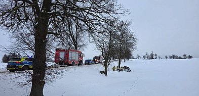 Groźne dachowanie w Rywałdzie. Samochód wypadł z drogi na DW543-99823