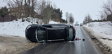 Groźne zdarzenie w Pokrzywnie. Samochód osobowy przewrócił się na bok