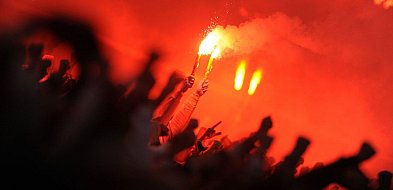 Czy zakaz pirotechniki na stadionach powinien zostać zniesiony? Nieudolność służb