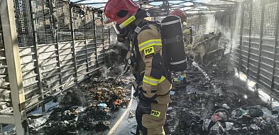 Pożar wiaty śmietnikowej przy ul. Tczewskiej. Ogień uszkodził trzy samochody