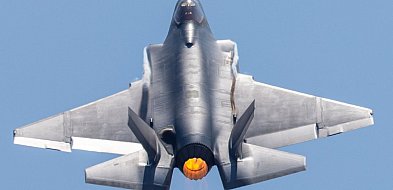 Szef MON: ok. godz. 18 pierwsze trzy samoloty F-35 dotrą do bazy w Łasku